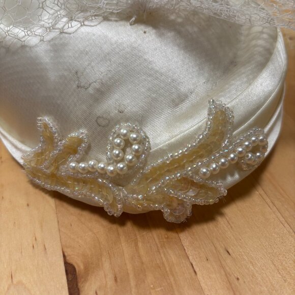 Vintage Hat with Veil and Bow - Cream - Picture 4 of 7